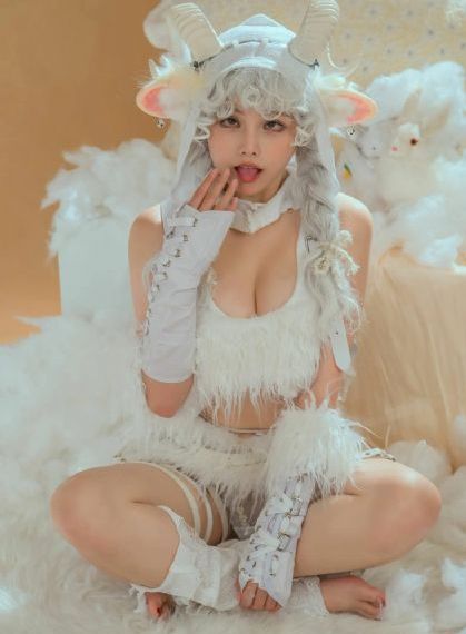 欧美模特家居演绎高难度艺术_超清免费在线播放